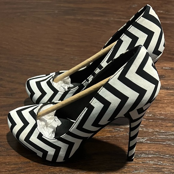 Michael Antonio Black/White Chevron Pumps Black Size 6.5 - Picture 3 of 5